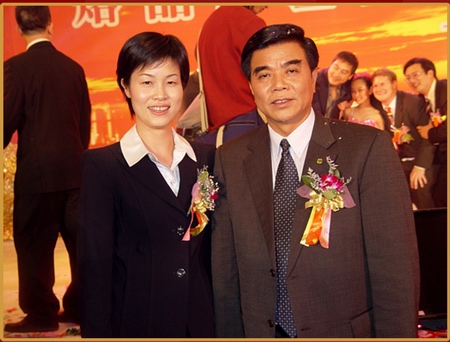 中山市市委書記、人大主任崔國潮先生與華策集團(tuán)董事局主席助理許文女士合影 中山市市委書記、人大主任崔國潮先生與華策集團(tuán)董事局主席助理許文女士合影