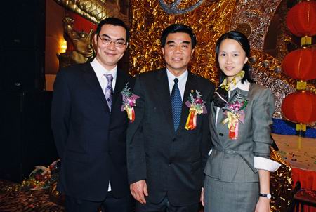 珠海市常務(wù)副市長冼文先生與美國華策公司董事長于愛娣女士在晚會現(xiàn)場、左為華策集團(tuán)董事局副主席楊智雄,右為華策集團(tuán)銷售總監(jiān)楊影菲女士 珠海市常務(wù)副市長冼文先生與美國華策公司董事長于愛娣女士在晚會現(xiàn)場、左為華策集團(tuán)董事局副主席楊智雄,右為華策集團(tuán)銷售總監(jiān)楊影菲女士