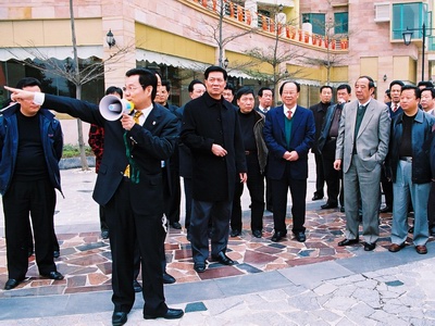 楊峰主席(前一)親自帶領考察團參觀集團開發的項目 楊峰主席(前一)親自帶領考察團參觀集團開發的項目