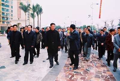 林如鑫書記(左三)在考察中 林如鑫書記(左三)在考察中