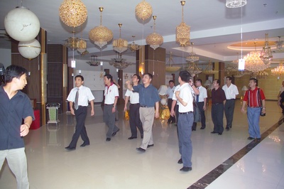 代表團參觀威力谷照明公司