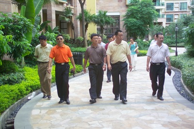 考察團(tuán)在藍(lán)波灣小區(qū)內(nèi)參觀