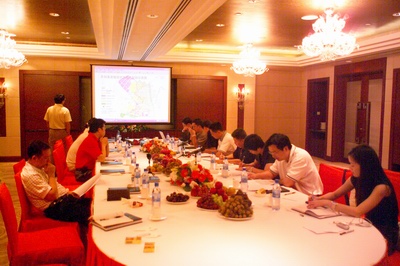 集團(tuán)有關(guān)成員與桂林市考察團(tuán)研討桂林項(xiàng)目事宜